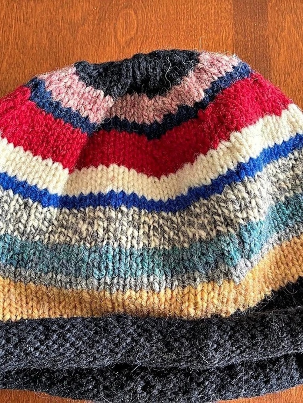Hand knit 100% Wool Unisex Multicolor Striped Knit Hat Like New